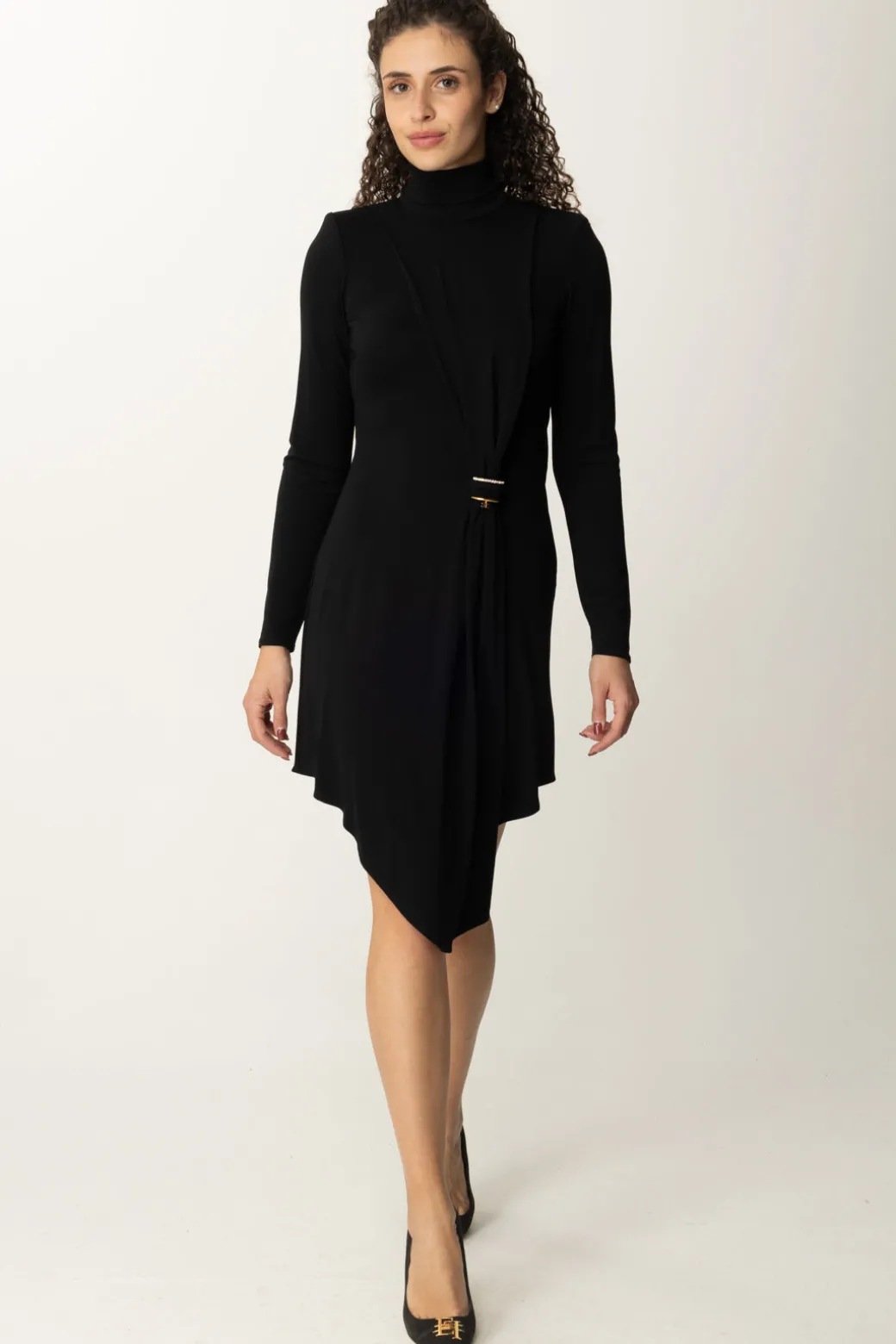 Donna Elisabetta Franchi Miniabito con Drappeggio e Accessorio Gioiello