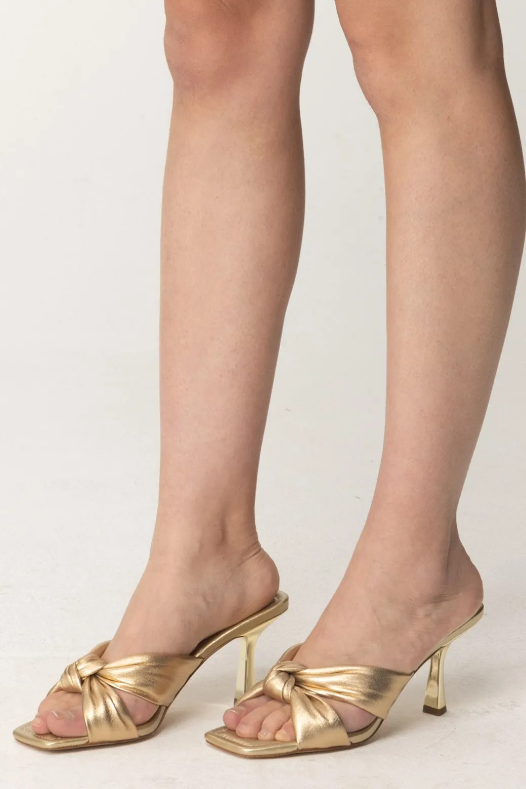 Donna Michael Kors Sandali Elena Metallizzati con Nodo